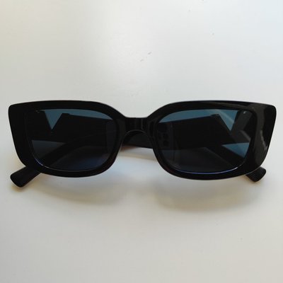 Солнцезащитные очки женские прямоугольные черные с широким заушником 3232321 фото